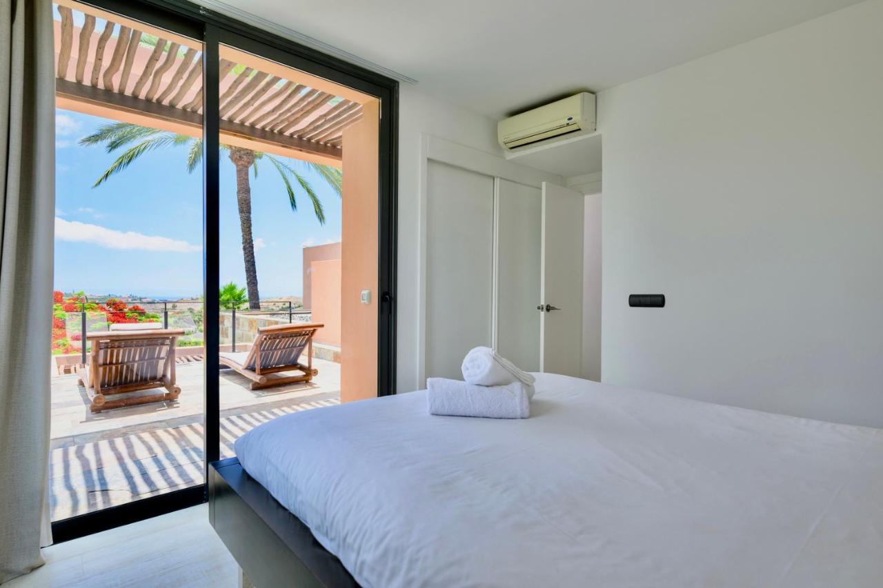 Villa With Private Pool In Luxury Golf Resort 살로브레 외부 사진