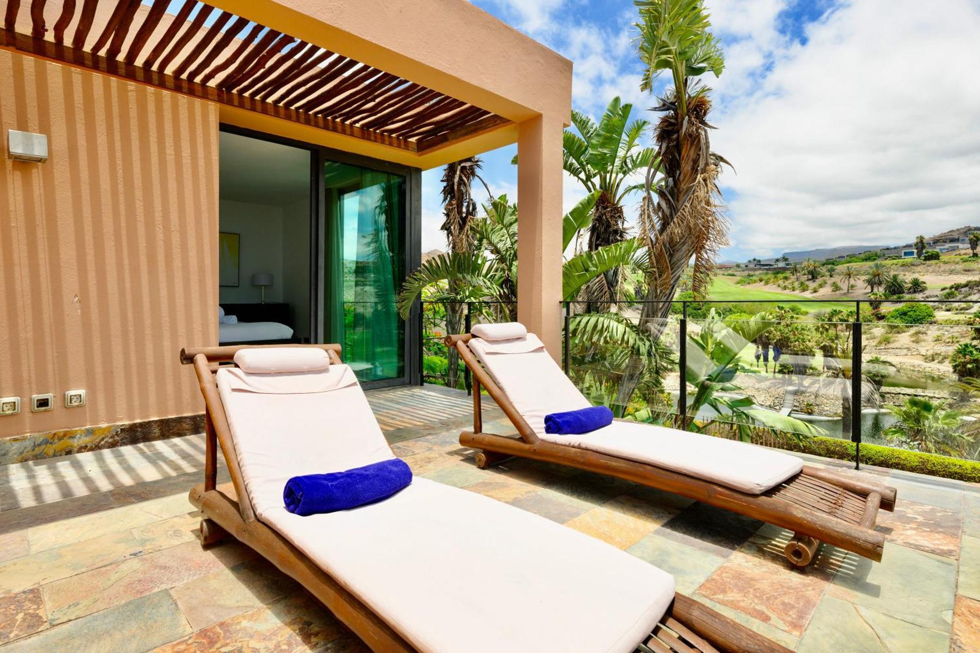 Villa With Private Pool In Luxury Golf Resort 살로브레 외부 사진