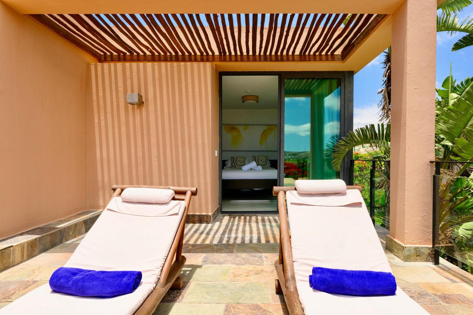 Villa With Private Pool In Luxury Golf Resort 살로브레 외부 사진