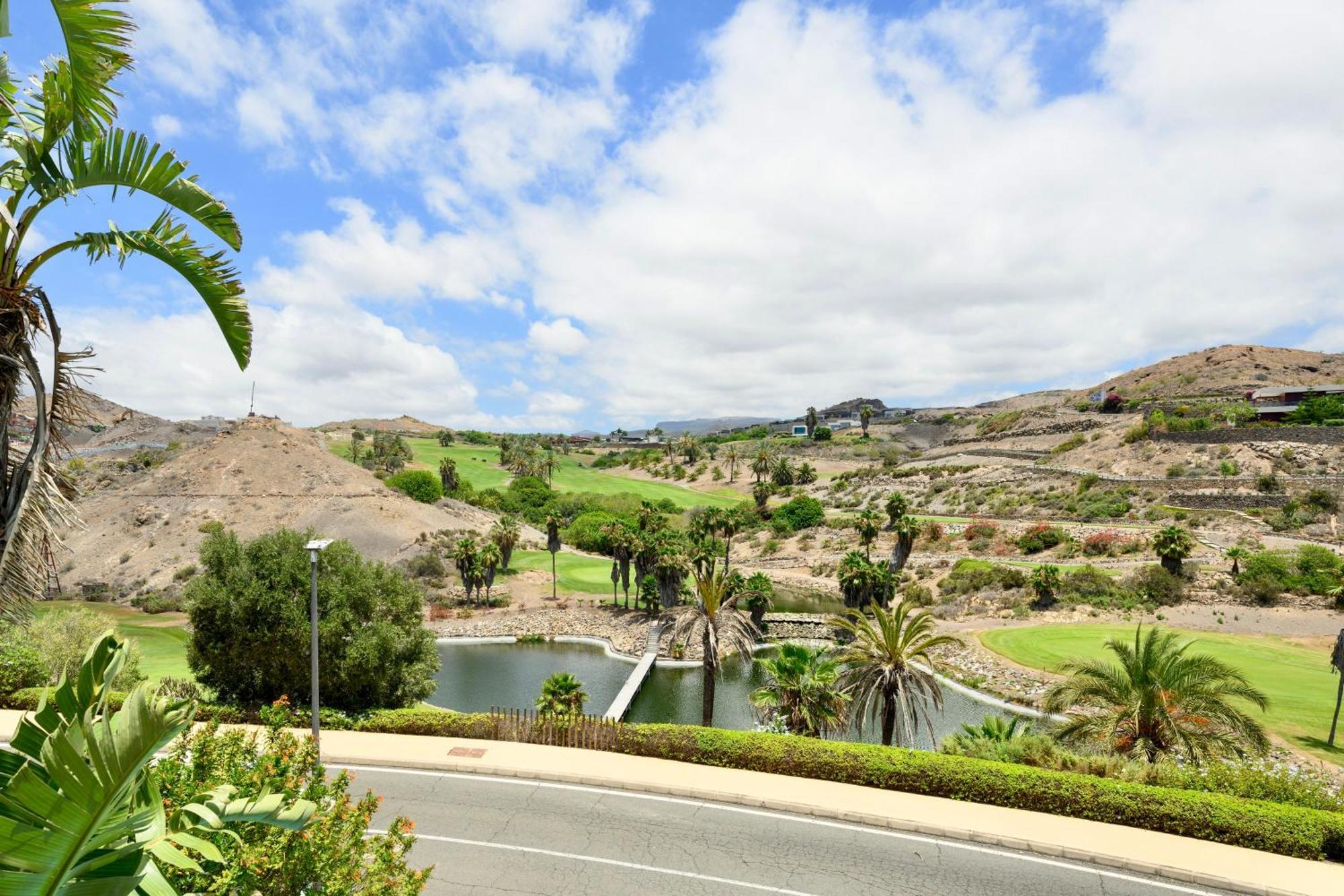 Villa With Private Pool In Luxury Golf Resort 살로브레 외부 사진
